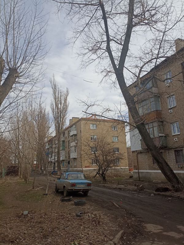 Сергей Козенко: В рамках подписанного соглашения о сотрудничестве между Краснодонским муниципальным округом и Тюменской областью подрядной организацией ООО СК «СТИЛЛ» начаты работы по капитальному ремонту скатной кровли с...