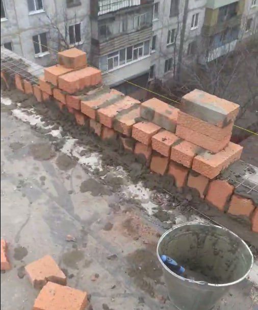 Сергей Козенко: В Краснодонском муниципальном округе реализуется специальный инфраструктурный проект, в рамках которого Тюменские специалисты приступили к капитальному ремонту мягкой кровли многоквартирного жилого дома в...