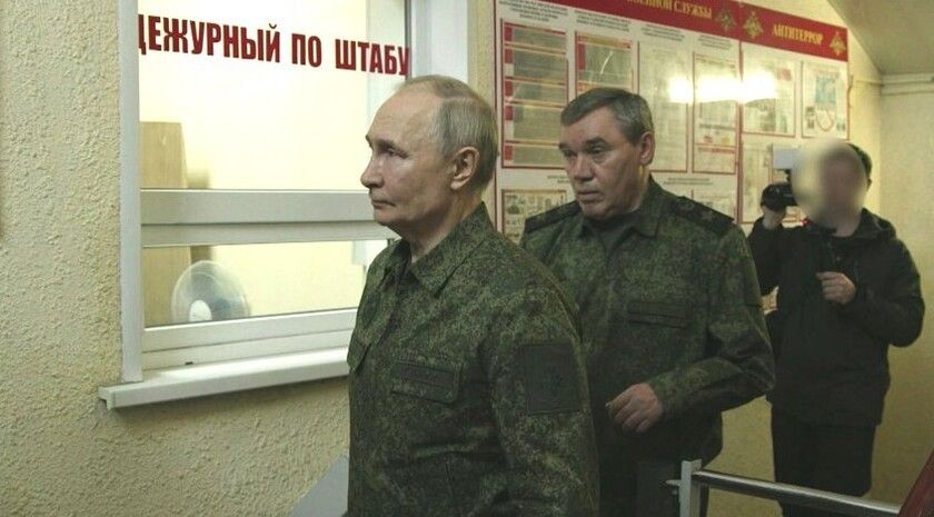 Песков объяснил появление Путина в Курской области в военной форме