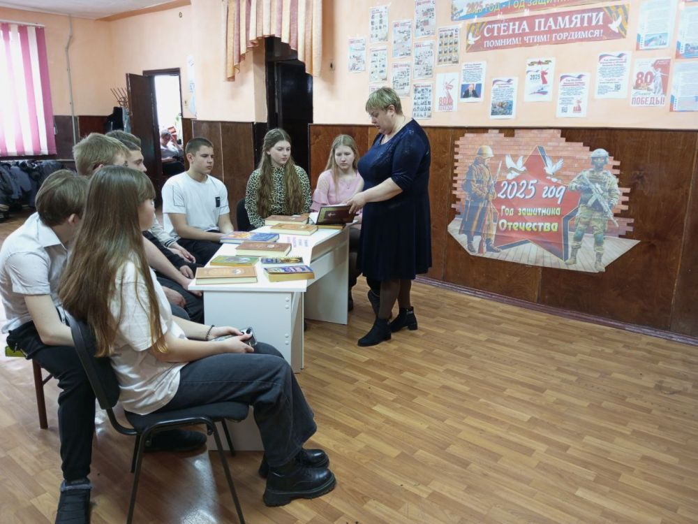 Сотрудники Дома культуры им. Ленина пгт Новодарьевка провели познавательный час ко Дню православной книги «Живое слово мудрости духовной»