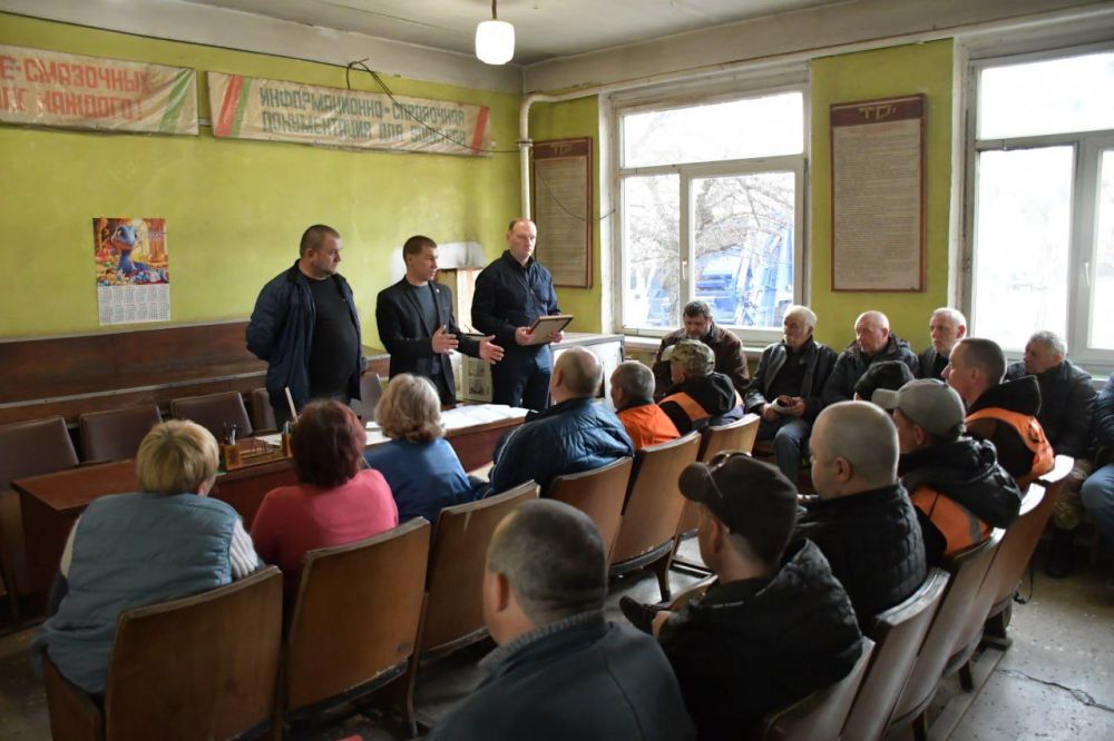 Сергей Колягин: Сегодня ранним утром вместе со своим первым заместителем Александром Сополевым посетили все четыре муниципальных унитарных предприятия города Первомайска