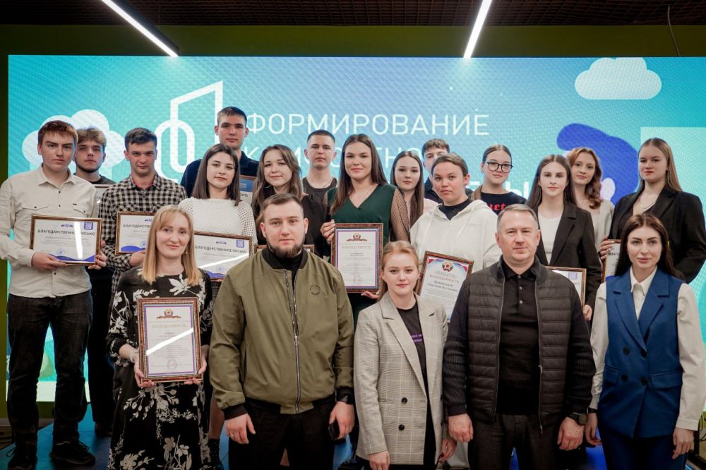 Наградили волонтёров. В ЛНР реализовывается федеральный проект «Формирование комфортной городской среды». В его рамках благоустроили 2 площадки — в Свердловске и Ровеньках. И именно благодаря волонтёрам за период голосования...