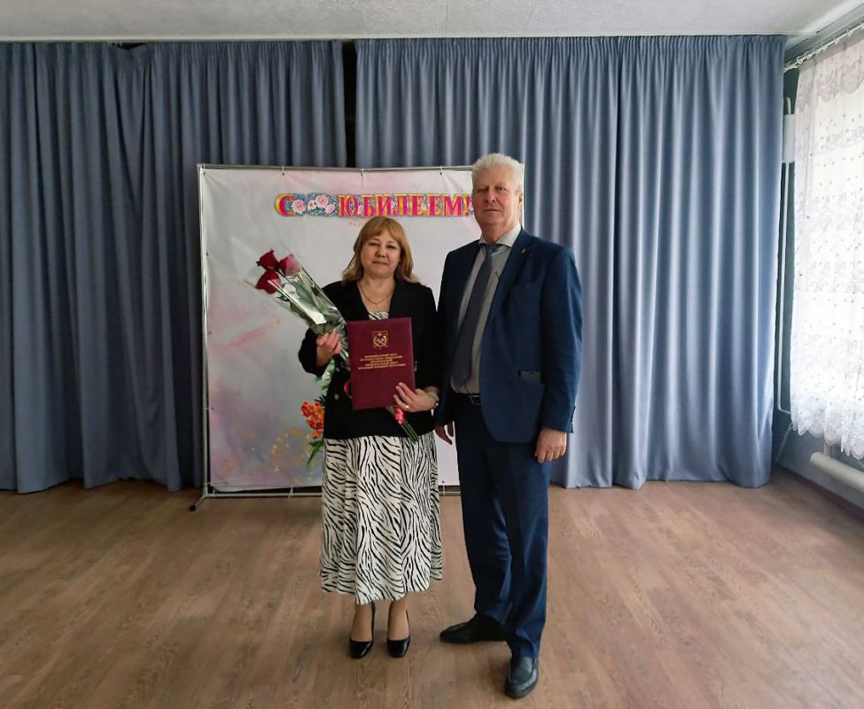 Сергей Козенко: Сегодня поздравления с юбилейным Днем рождения принимала Елена Цепковская, руководитель Краснодонского центра детско-юношеского творчества, которая внесла весомый вклад в развитие дополнительного образования...