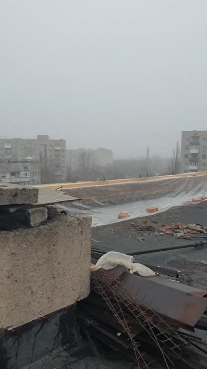 Сергей Козенко: В рамках подписанного соглашения о сотрудничестве между Краснодонским муниципальным округом и Тюменской областью подрядной организацией ООО СК «СТИЛЛ» начаты работы по капитальному ремонту рулонной кровли...