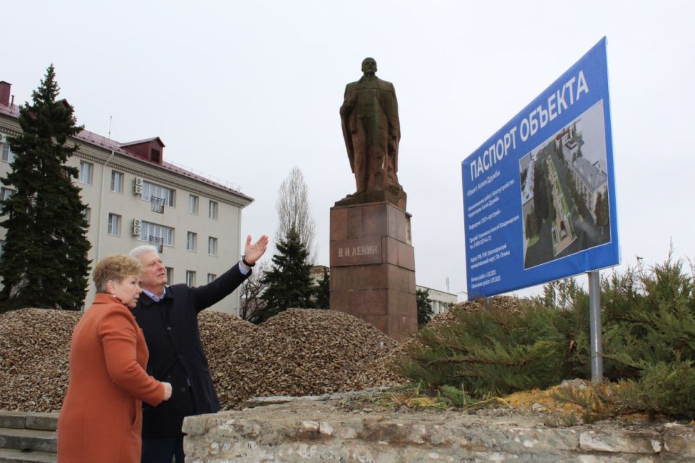 Сергей Козенко: Также в рамках визита Сенатора Ольги Бас мы совместно ознакомилась с ходом работ на Аллее Дружбы, где с 1 марта активно идут строительные работы
