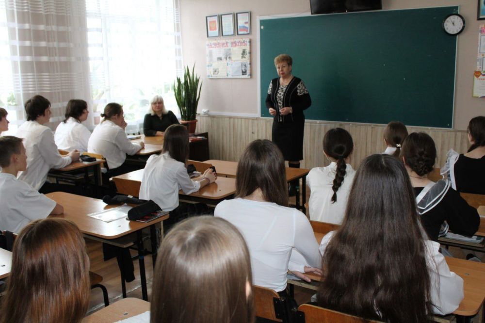 Ольга Бас: На днях провела встречу с юношеством Краснодонской школы № 24, которые вскоре посетят столицу нашей Великой Родины