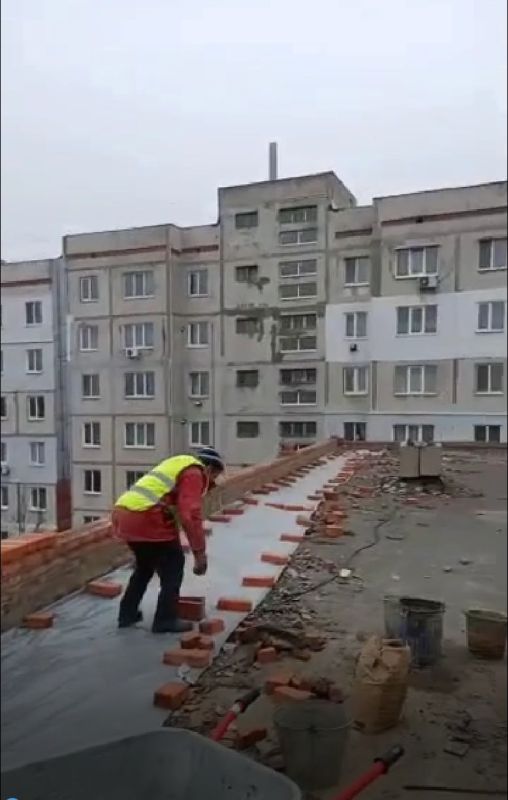 Сергей Козенко: Специалисты подрядной организации ООО СК «СТИЛЛ» продолжают активную работу по капитальному ремонту мягкой кровли многоквартирного жилого дома, расположенного по адресу: г. Краснодон, кв. Шевченко, д. 38