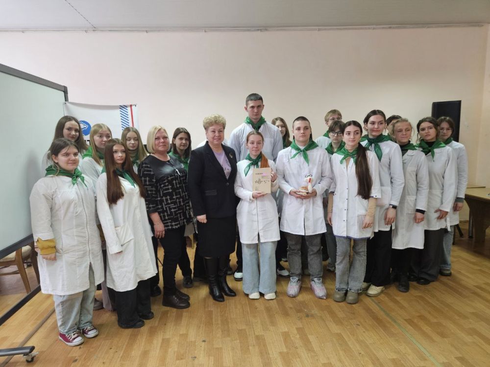 Ольга Бас: Сегодня в рамках "Профессионалитета" провела профориентационный урок с учащимися Луганского медико-биологического лицея