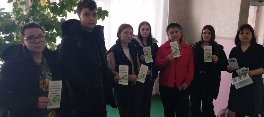 Сегодня сотрудники библиотеки-филиала села Пархоменко, входящего в структуру Новосветловской РЦБС, провели для учащихся Пархоменковского учебно-воспитательного комплекса № 30 устный журнал под названием «Заповедники...