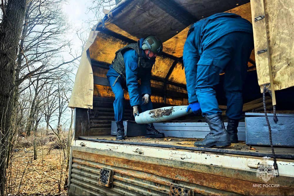 МЧС России успешно разминировало почти 480 боеприпасов, найденные сотрудниками МВД по ДНР на освобожденных территориях