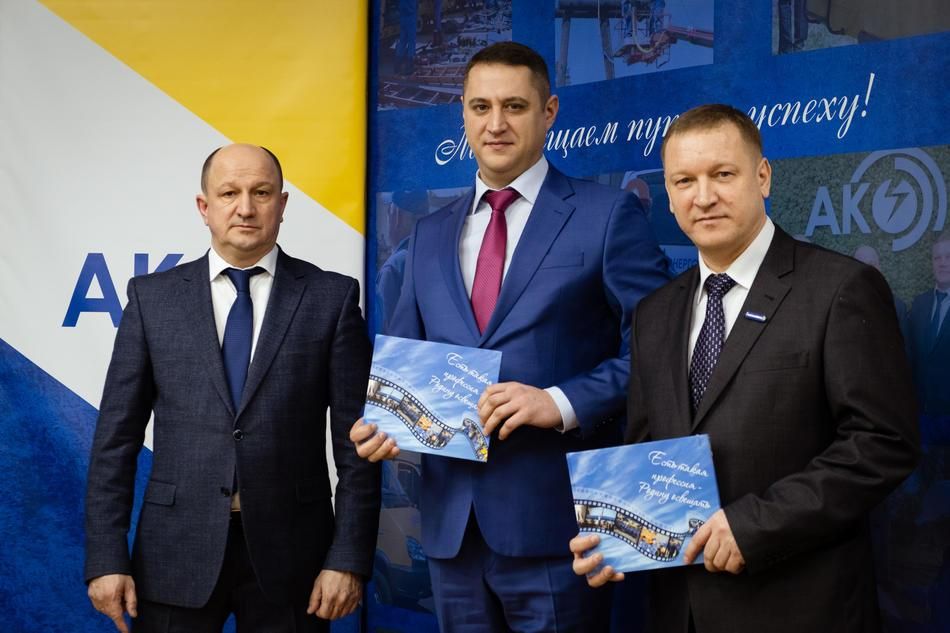 Владимир Путин наградил энергетиков из Алтайского края, помогавших вернуть свет в дома жителей Славяносербщины