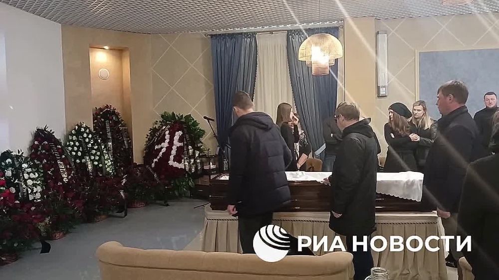 Прощание с обладателем Кубка Гагарина в составе казанского "Ак Барса" и экс-капитаном екатеринбургского "Автомобилиста" Федором Малыхиным проходит в Екатеринбурге, передает корреспондент РИА Новости