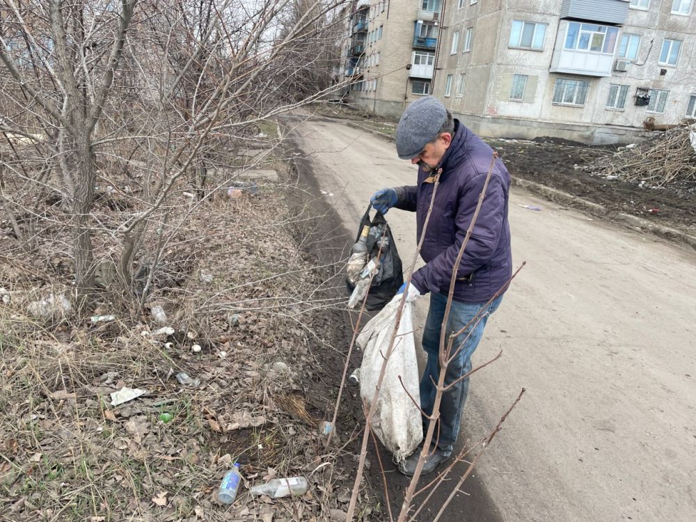 Сегодня отдел по жизнеобеспечению города Суходольск организовал и провел субботник по уборке территории вдоль автодороги кв. Комарова, в районе точки сбора ТКО на улице Станиславского, 60