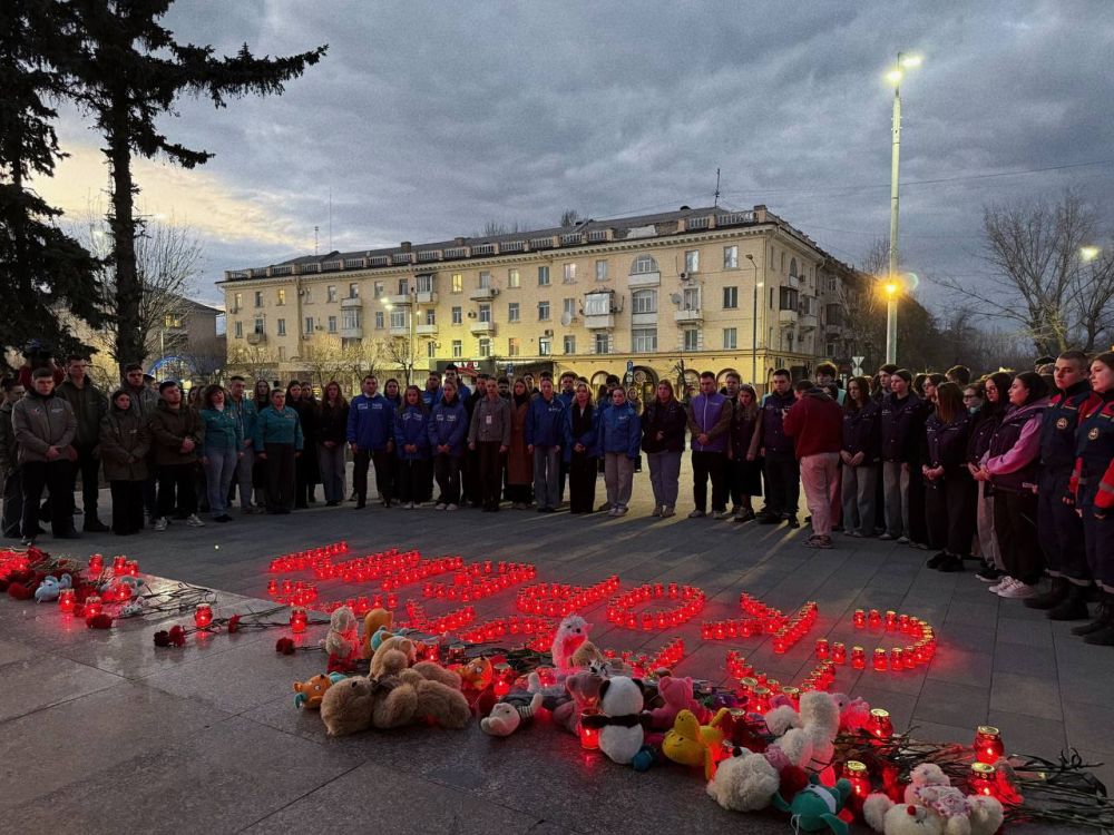 Помним и скорбим. Молодёжь в Луганске почтила память жертв теракта в «Крокус Сити Холле»