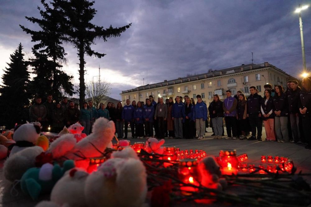 Молодёжь в Луганске почтила память жертв теракта в «Крокус Сити Холл»