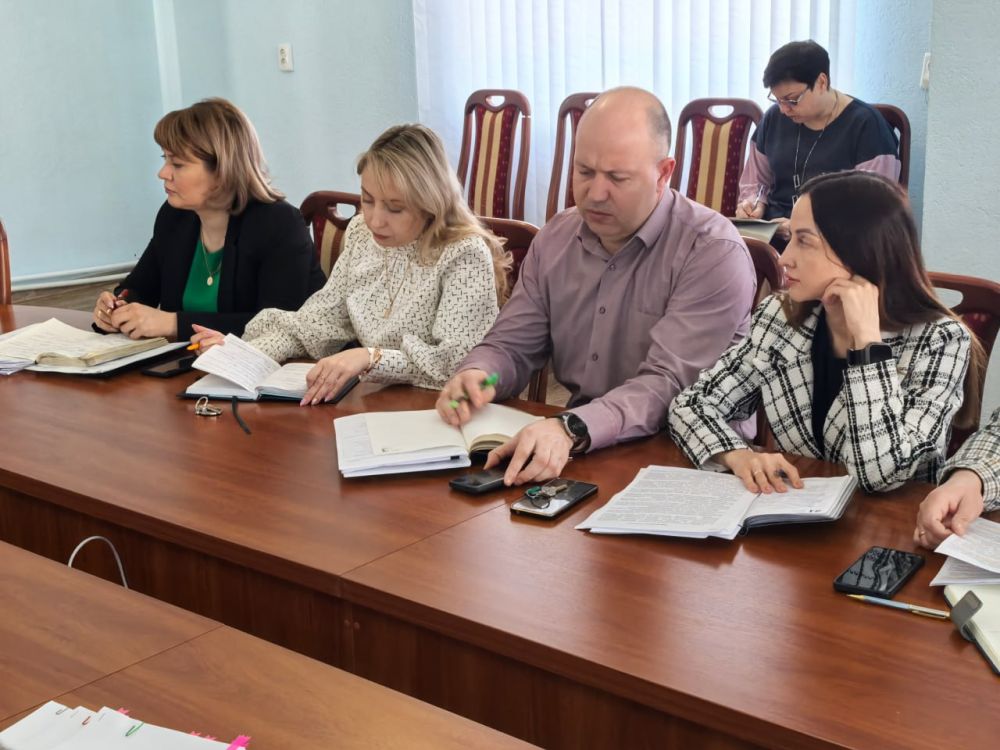 Сергей Козенко: Как всегда, в начале рабочей недели провел расширенное аппаратное совещание, в котором приняли участие руководители структурных подразделений Администрации, начальники управления и отделов по жизнеобеспечению...