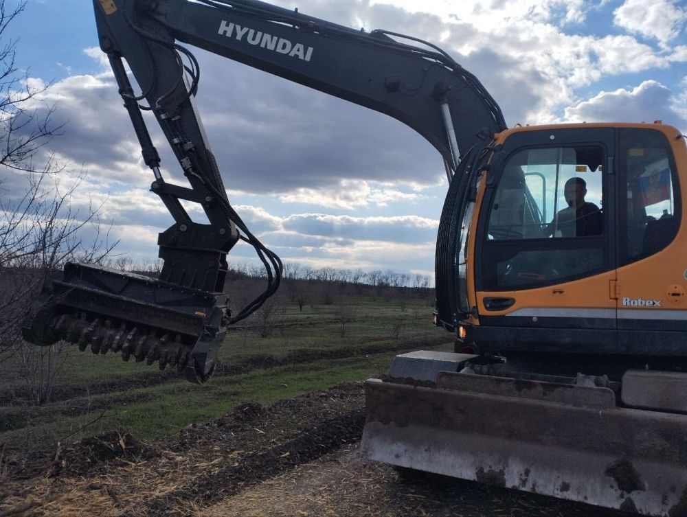Сергей Козенко: С наступлением дорожного сезона и температуры, позволяющей проводить дорожные работы, на территории отдела по жизнеобеспечению пгт Северный, с. Давыдо-Никольское, с. Великий Суходол начались ремонтные работы...