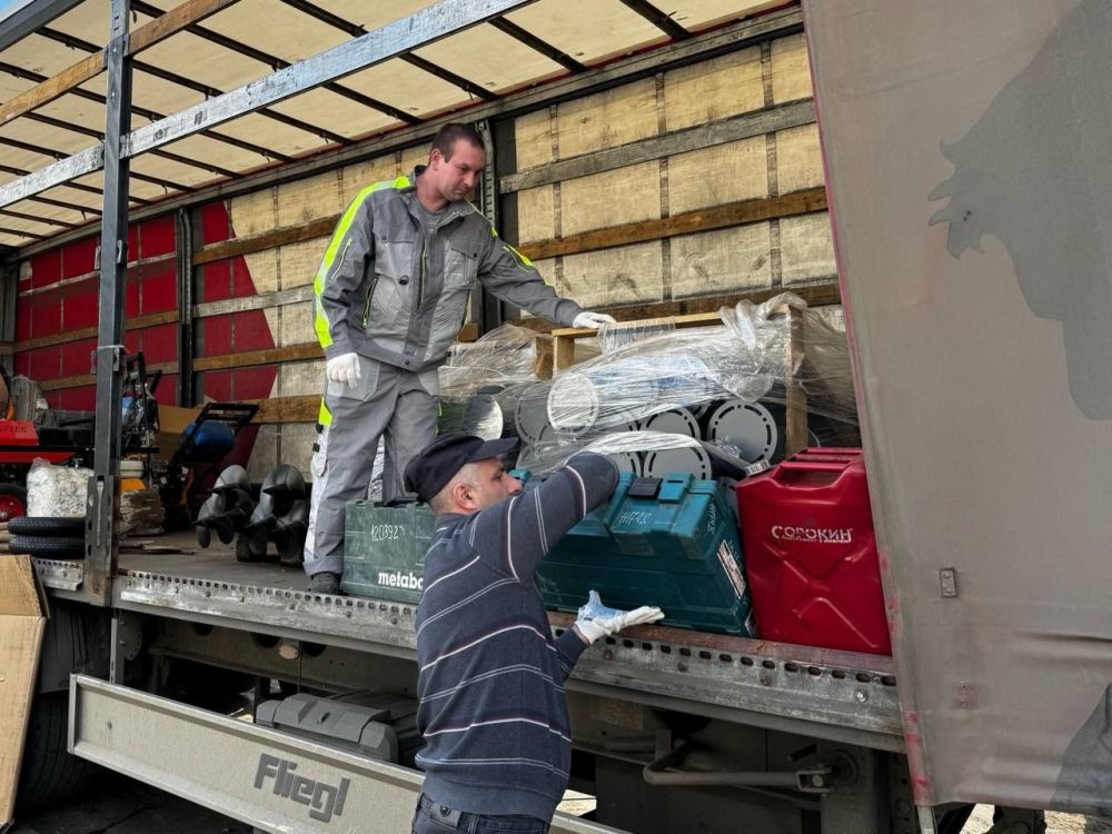 В Первомайск прибыли представители подрядной организации и бригада строителей, которые будут осуществлять установку физкультурно-оздоровительного комплекса открытого типа на территории спортивной школы города Первомайска