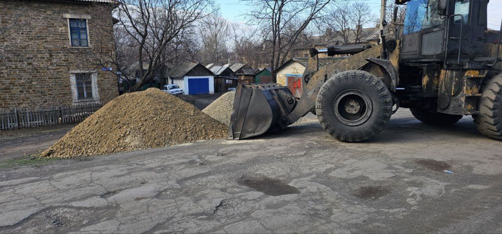 В городе Вахрушево сотрудники отдела жизнеобеспечения совместно с работниками МУП «ДЭРСУ» и неравнодушными предпринимателями города организовали работы по засыпке ям и выравниванию дорожного покрытия по улице...