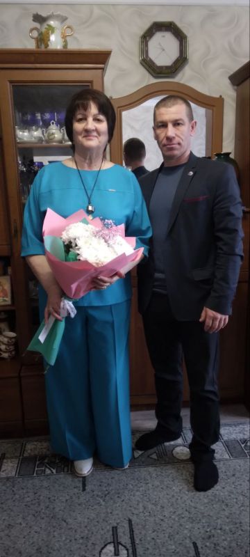 Секретарь Первомайского местного отделения «Единой России» Сергей Колягин поздравил с Днем работников культуры заслуженного работника культуры ЛНР Татьяну Боровенскую