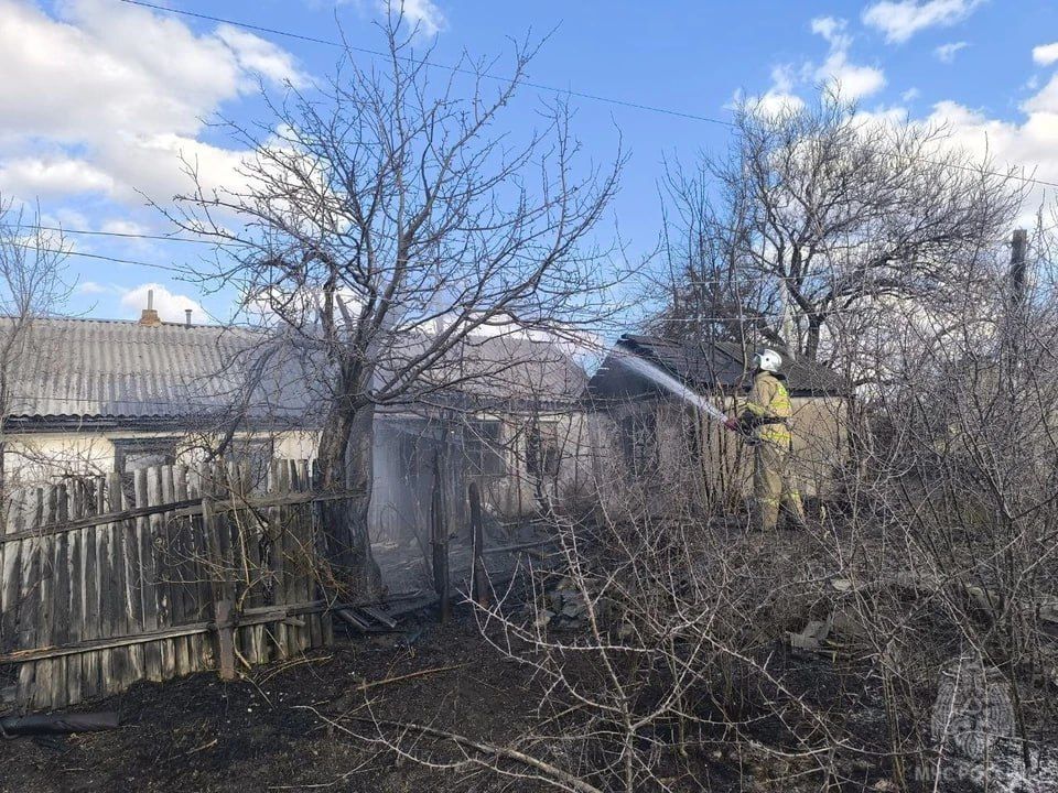 В Свердловске пламя костра перекинулось на дом