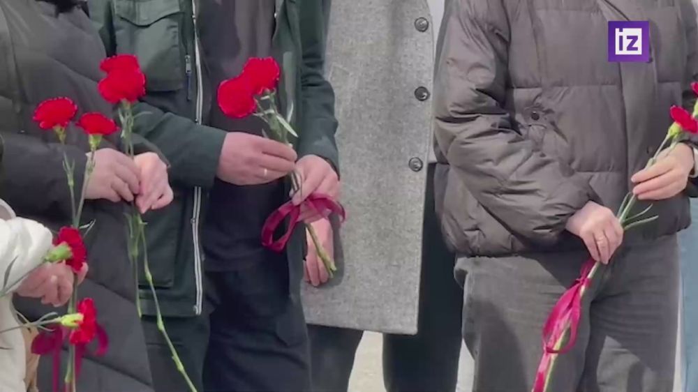 В память о российских журналистах, погибших в результате артиллерийского обстрела Кременной, неравнодушные люди возложили цветы в Луганске