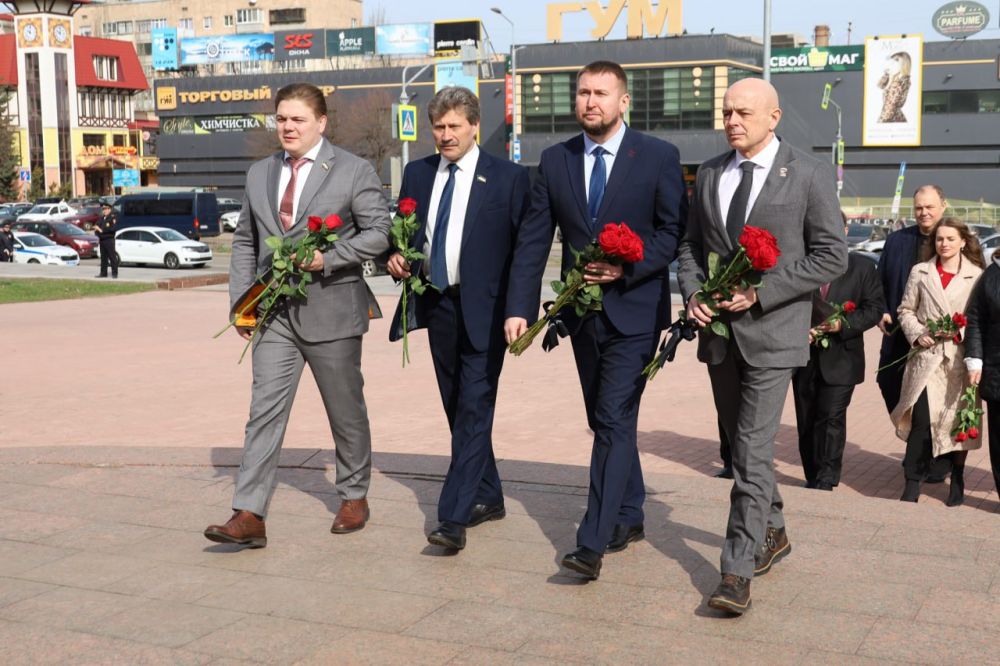 Представители Народного Совета ЛНР совместно с делегацией Верховного Совета Республики Хакасия возложили цветы к памятному знаку «Они отстояли Родину» (фоторепортаж)