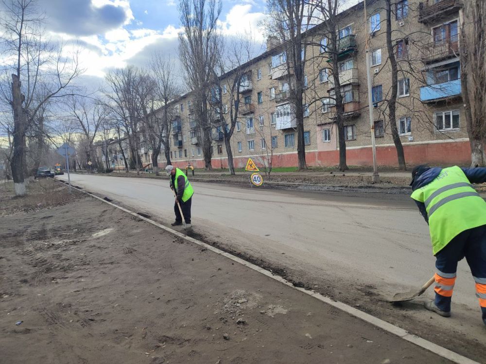 Сергей Козенко: Сегодня сотрудники дорожной службы МУП «Дорожно-эксплуатационное управление» продолжают активно работать над наведением чистоты и порядка в Краснодонском муниципальном округе