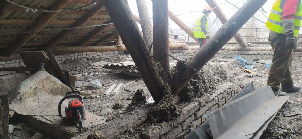 Сергей Козенко: В рамках подписанного соглашения о сотрудничестве между Краснодонским муниципальным округом и Тюменской областью подрядной организацией ООО СК «СТИЛЛ» начаты работы по капитальному ремонту скатной кровли с...