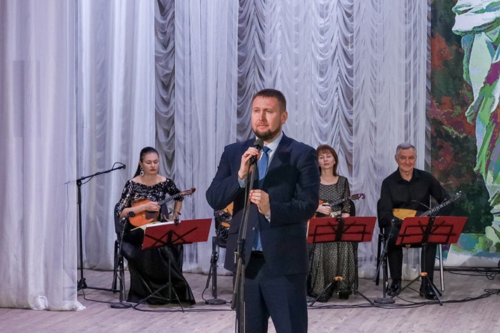 Денис Мирошниченко в День работника культуры наградил лучших специалистов отрасли