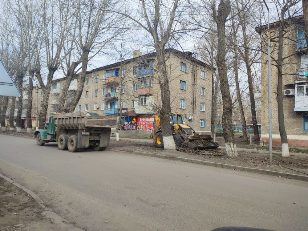 Сергей Козенко: Продолжаем активно наводить порядок в нашем округе! Сотрудники муниципального унитарного предприятия «Дорожно-эксплуатационное управление» проводят уборку в городе Суходольске