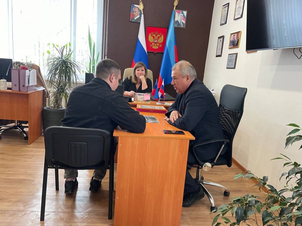 Сегодня встретилась с депутатом Народного Совета ЛНР Юрием Юровым и депутатом Первомайского горсовета Константином Долгополовым для обсуждения вопроса об увековечении памяти Героя России гвардии прапорщика Артура Лапшина...