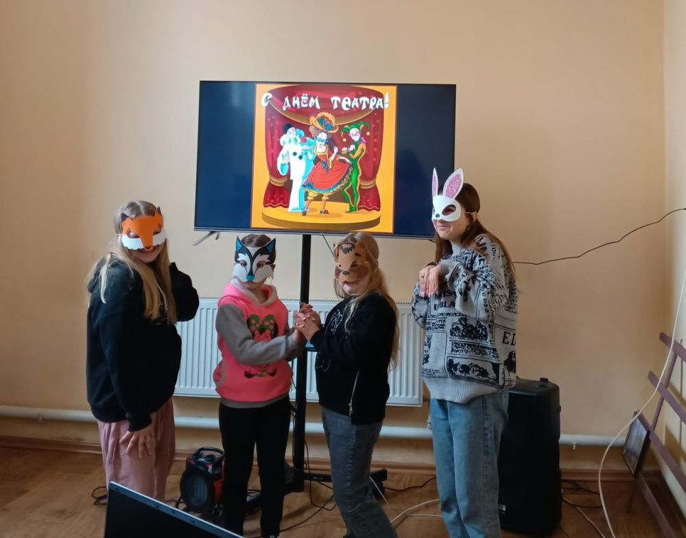 Тематический час ко Дню театра прошел в Вахрушево