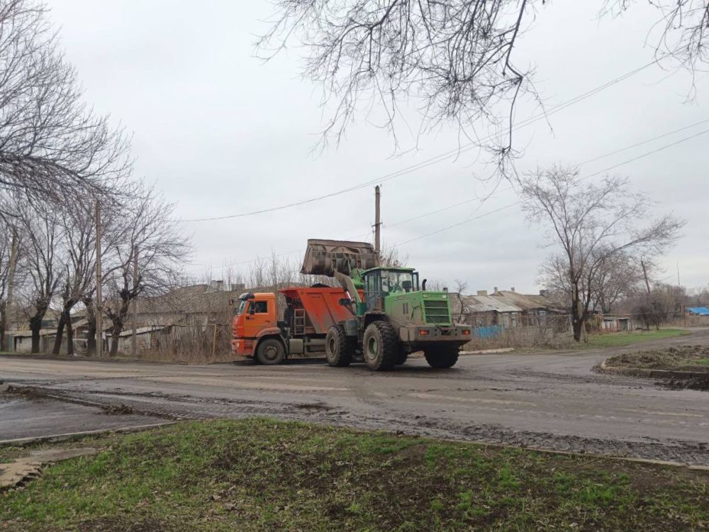 Сотрудники Муниципального унитарного предприятия «Комбинат коммунальных услуг города Первомайска» продолжают реализовывать комплекс мероприятий по приведению территории городского округа в надлежащее состояние после зимовки