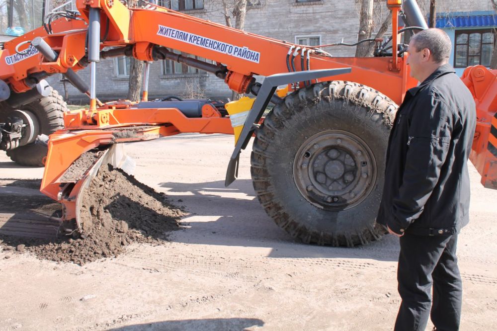 Вячеслав Третьяков: Сотрудники Кременского коммунального хозяйства продолжают плановую подсыпку дорожного покрытия на территории всего округа