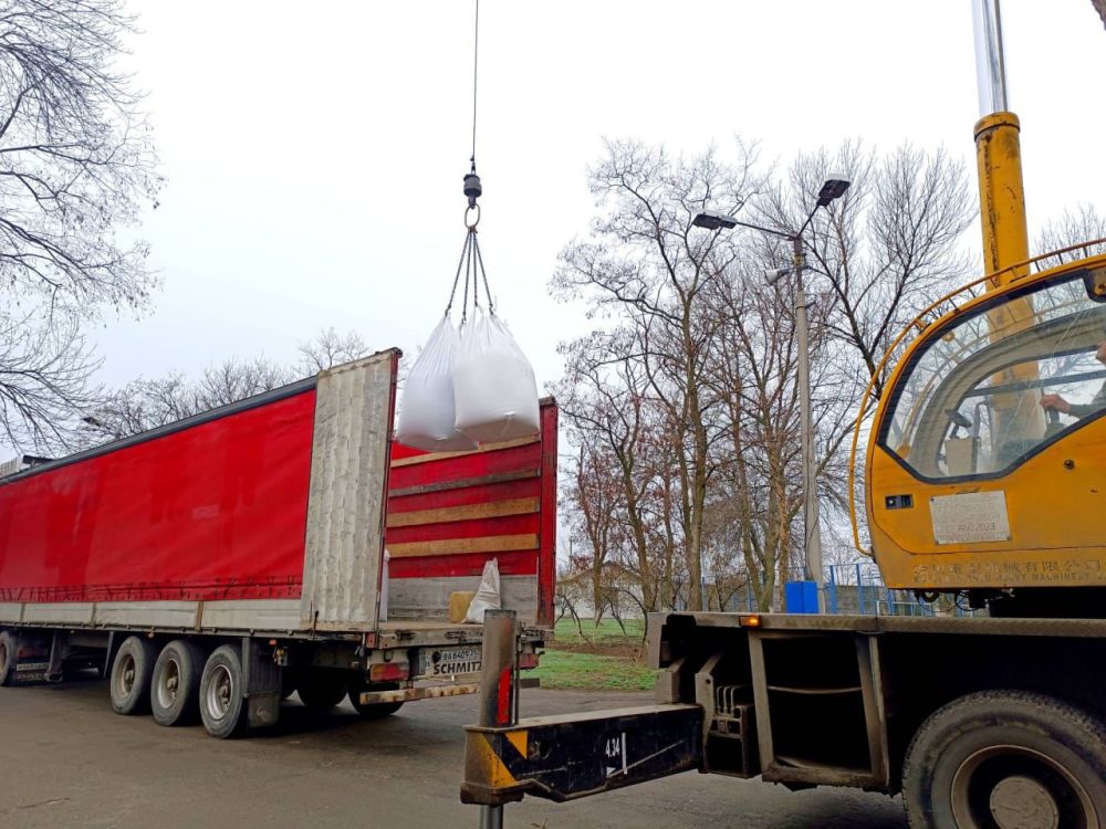 Сергей Козенко: 27 марта на наш Краснодонский стадион был доставлен кварцевый песок в количестве 20 тонн для проведения пескования искусственного футбольного поля