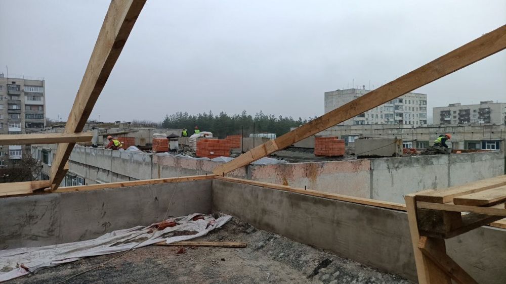 Сергей Козенко: В рамках специального инфраструктурного проекта специалисты подрядной организации ООО СК «СТИЛЛ» ведут работы по капитальному ремонту мягкой кровли многоквартирного жилого дома, расположенного по адресу: г....