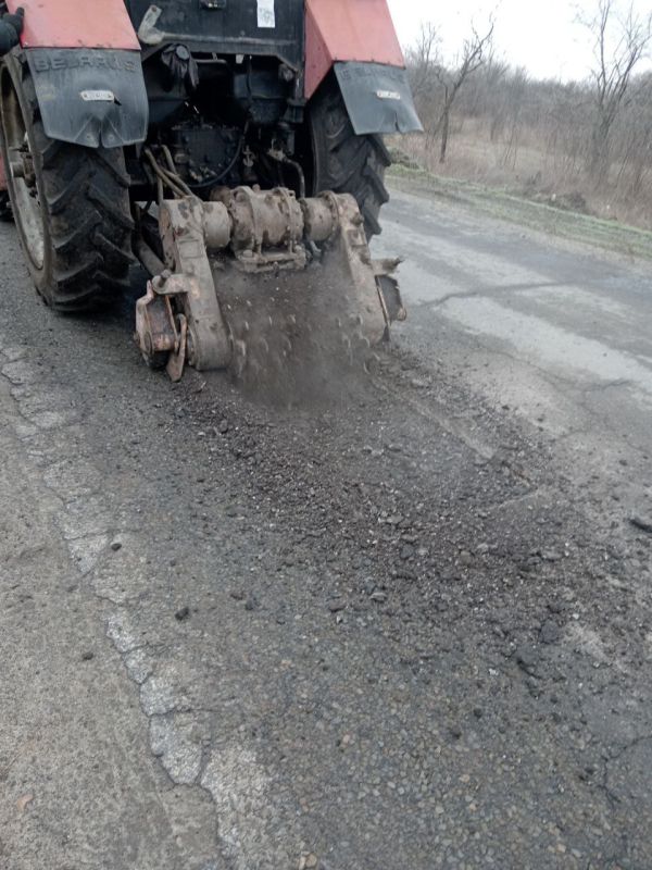 Сергей Козенко: Сотрудники Краснодонского автодора филиала ГУП ЛНР «Луганский автодор» активно проводят работы по ремонту дороги в пгт Новоалександровка в районе ост