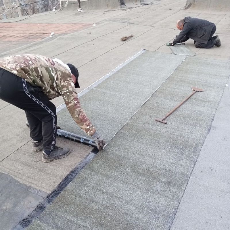 Кровельщиками Антрацитовского филиала Единой Управляющей Компании был выполнен ремонт кровли согласно заявлений граждан по ул. Петровского, 11