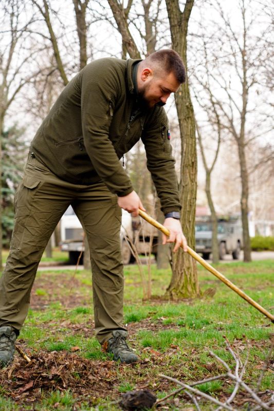 Сказано – сделано. Совсем недавно Глава ЛНР Леонид Пасечник дал старт акции «Чистая Республика – 2025», а уже сегодня молодёжь Луганска собралась в сквере у мемориала Генриха Звейника, чтобы провести субботник