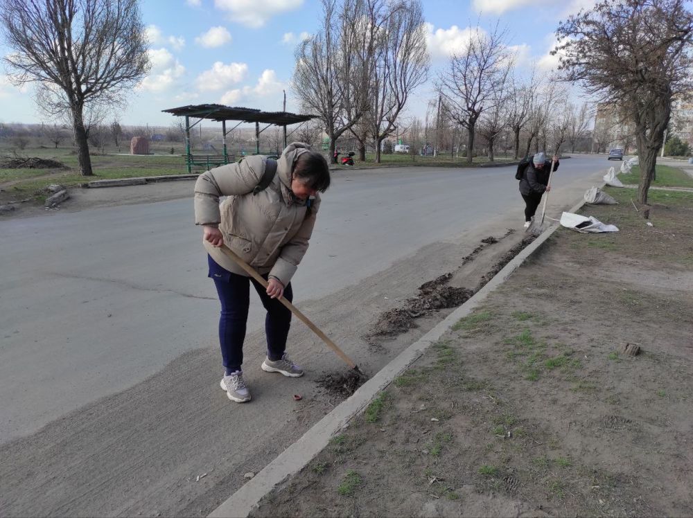 На подведомственных Администрации Краснолучского городского округа территориях продолжаются работы по благоустройству