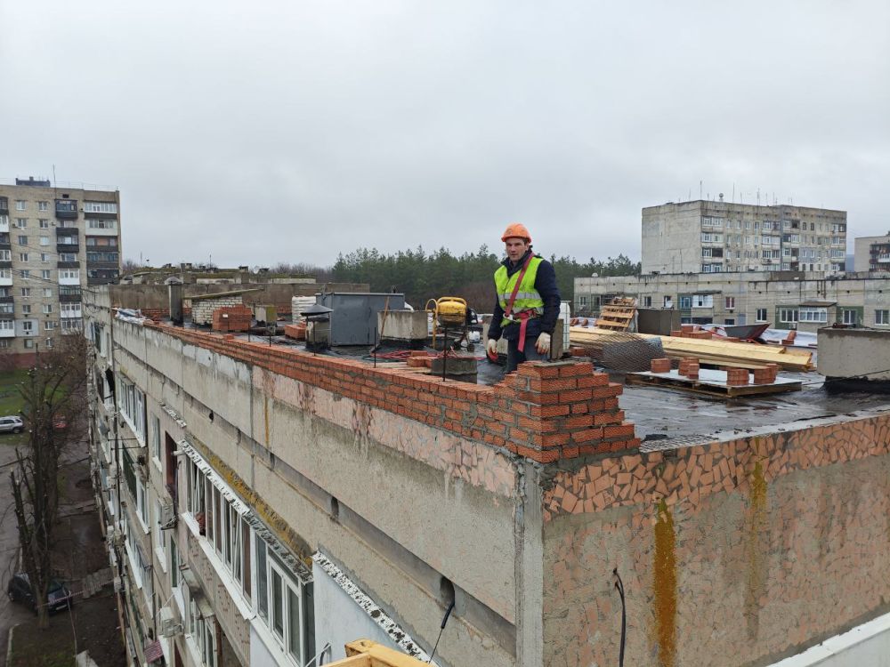 Сергей Козенко: В Краснодоне активно продолжаются работы по капитальному ремонту мягкой кровли многоквартирного жилого дома, расположенного по адресу: кв. Шевченко, д. 38. Проект, реализуемый подрядной организацией ООО СК...