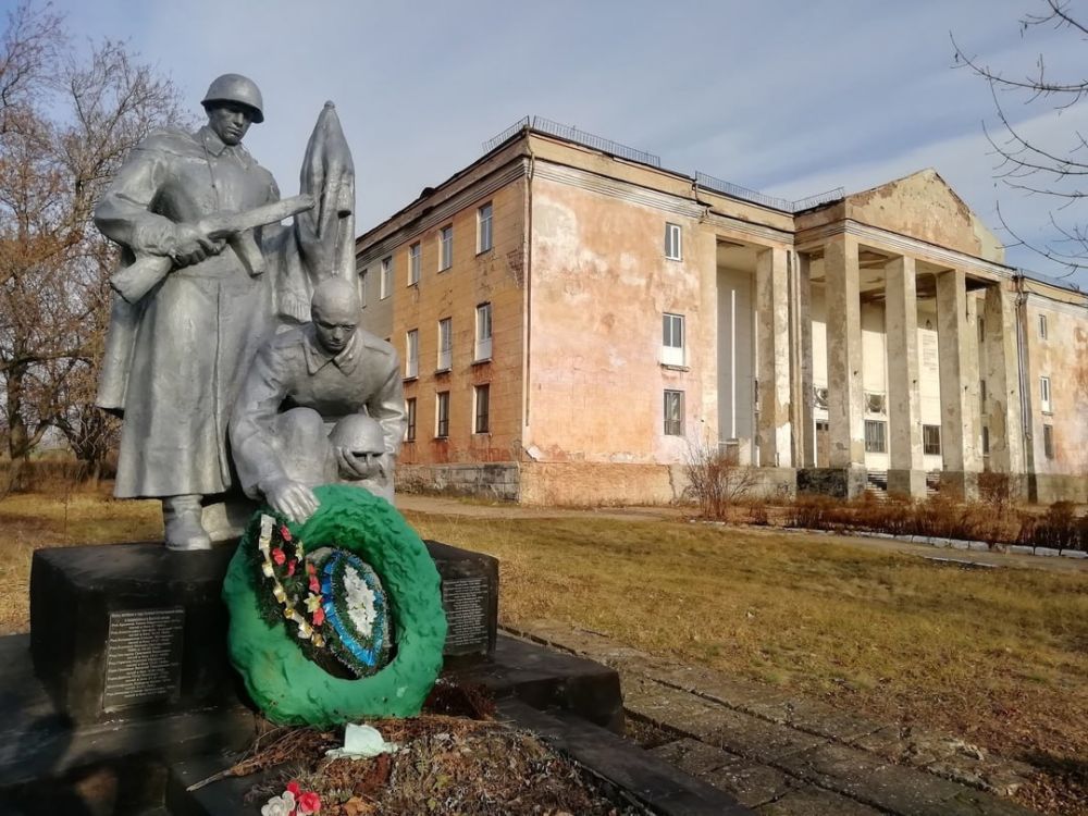 Братская могила воинов Великой Отечественной в городе Вахрушево (1957 г.)