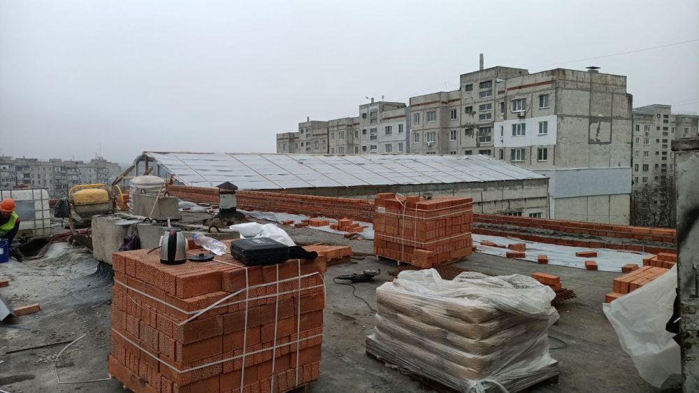 Сергей Козенко: В рамках специального инфраструктурного проекта специалисты подрядной организации ООО СК «СТИЛЛ» продолжают работы по капитальному ремонту мягкой кровли многоквартирного жилого дома, расположенного по адресу: