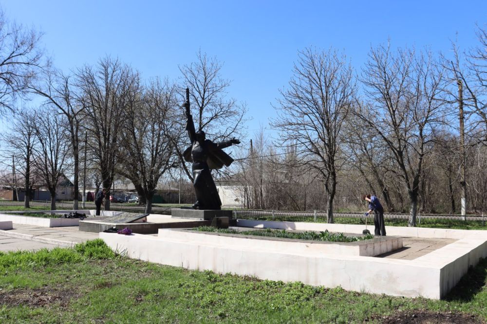 В Алмазной на территории сквера ж/д станции «Стаханов» жители провели субботник