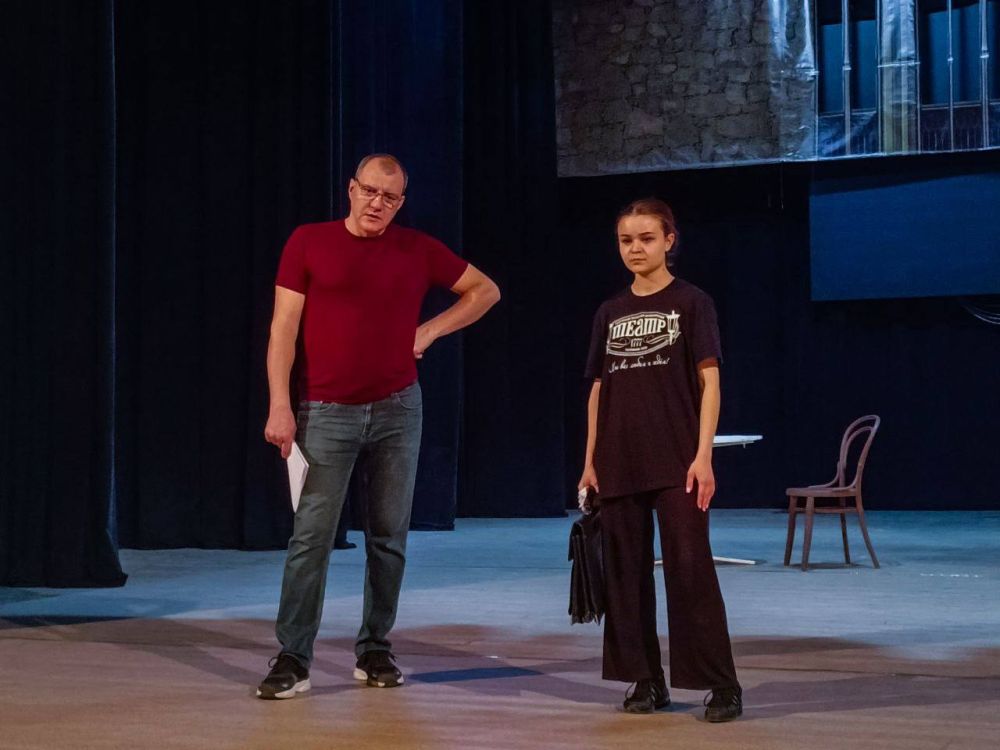 Артисты Луганского академического музыкально-драматического театра имени Михаила Голубовича ко Дню Победы представят премьеру спектакля «Прощай, конферансье» по пьесе Григория Горина