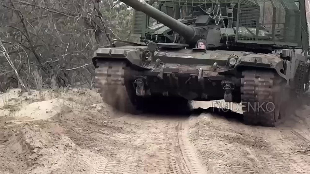 Андрей Руденко: Экипажи танков Т-72Б3М 20-й гвардейской общевойсковой армии группировки войск «Запад» в ходе боевой работы уничтожили замаскированные позиции, пункт управления БпЛА и живую силу ВСУ в зоне проведения СВО в ЛНР