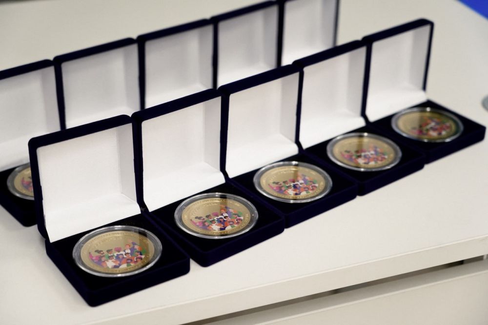 Начнём будущее вместе. В Доме молодёжи состоялось награждение памятными медалями и грамотами от Президента России Владимира Путина тех, кто внёс весомый вклад в подготовку и проведение двух масштабных мероприятий —...