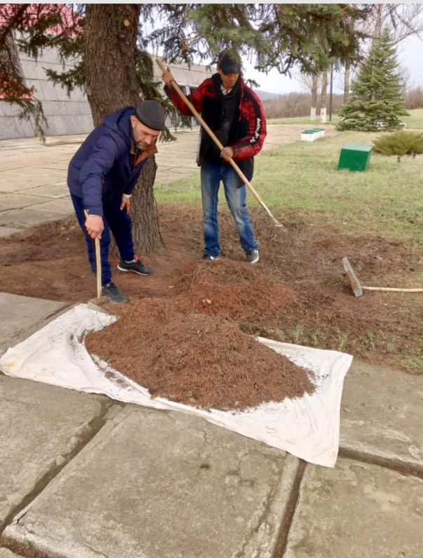 Сотрудники учреждений культуры города Вахрушево провели работы по благоустройству территорий