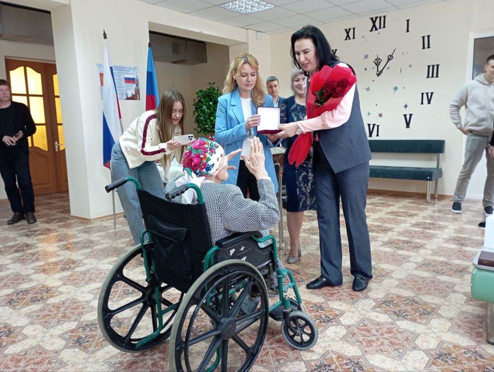 Яна Пащенко: Продолжается процесс вручения наград ветеранам Великой Отечественной войны, удостоенным звания «Почетный гражданин муниципального образования городской округ город Луганск Луганской Народной Республики»